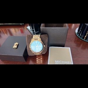 Ladies Michael Kors watch.  Includes link, box and booklet.  Needs battery